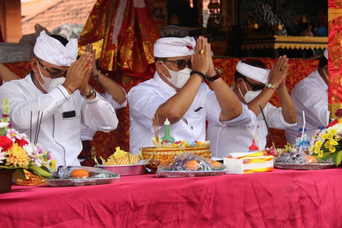 podiumnews.com-Bupati Tabanan Hadiri Upacara Pujawali di Pura Puseh Abian Tuwung